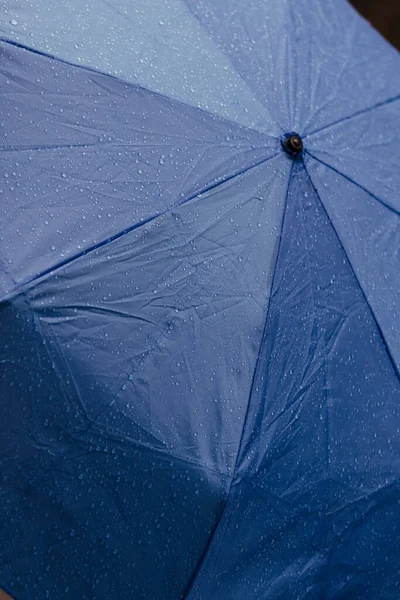 Primo Piano Gocce Pioggia Ombrello Aperto Colore Blu — Foto Stock