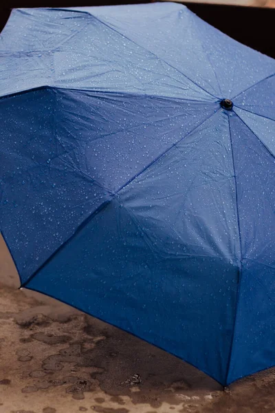 Капли Дождя Открытом Зонтике Голубой Цвет Зонтик Земле — стоковое фото