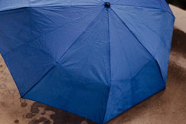Paraguas Abierto Cubierto Gotas Lluvia Suelo — Foto de Stock