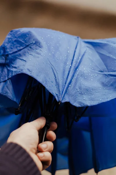 Paraguas Doblado Húmedo Mano Del Hombre Gotas Lluvia Paraguas — Foto de Stock