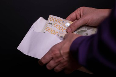 Adamın elleri Sırp parasıyla dolu kağıt kapağı tutuyor, 2000 dinar.