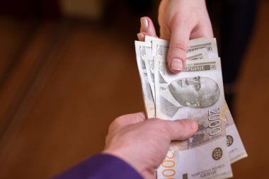 Sırp kağıt parası, 2000 dinar banknot, kadın eli değiş tokuş.