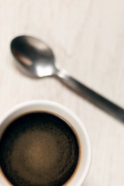 Yanında kaşık kahve olan hazır kahvenin en üst görüntüsü, ahşap arka plan.