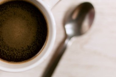 Yanında kaşık olan hazır kahvenin en üst görüntüsü.