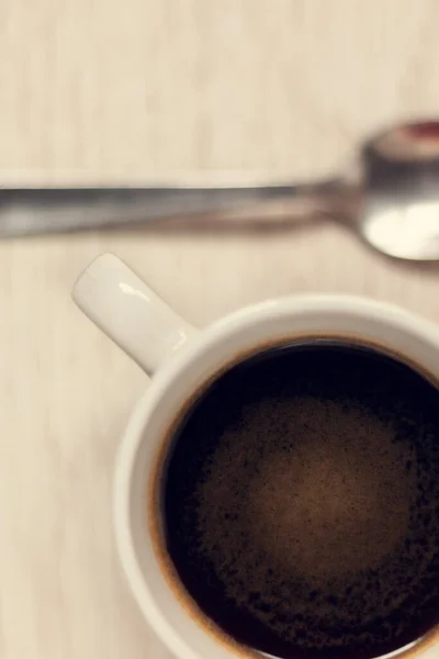 Bovenaanzicht Van Kopje Instant Koffie Met Lepel Ernaast Houten Achtergrond — Stockfoto