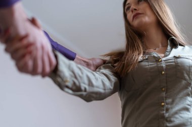 Erkek ve kadın tokalaşması. Alttan vurulmak, kadının vücudunun üst kısmını tamamen görünür kılıyor.. 