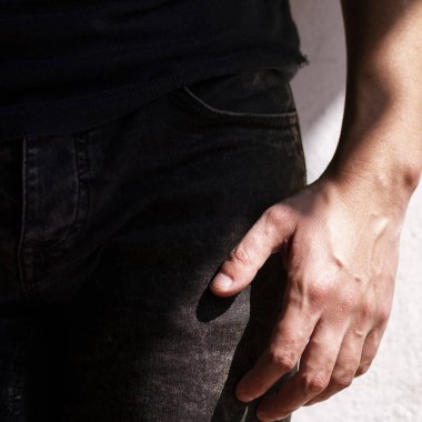 Kafkasyalı bir adamın veniy elinin cesedinin yanında asılı olduğu yakın plan görüntüsü. Güçlü gölge vurguları. 