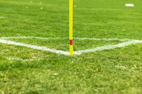 Yeşil futbol sahasının köşe vuruşunun yakın görüntüsü