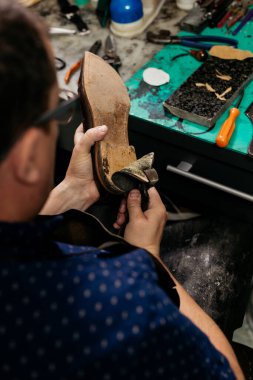 Erkek ayakkabıcı ayakkabı tabanını çıkarmak için pense kullanıyor. Ayakkabı tamircisi.. 