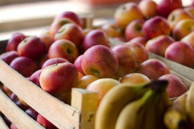 Süpermarkette taze elmalar kutularda.. 