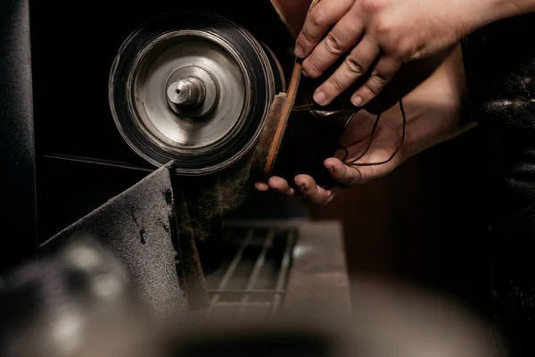 Schuhmacher Repariert Schuhabsatz Schleifmaschine Schuster Bei Der Arbeit — Stockfoto