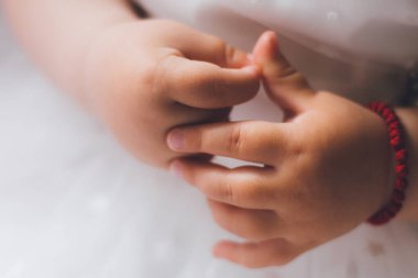 1 yaşındaki bir bebeğin elleri, yakın görüş.