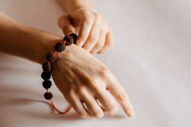 Rudraksha kolye bileziği kadının elinde, kapat.
