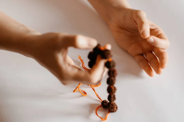 Рудракша Бусы Ожерелье Руке Женской Молитвы Закрыть — стоковое фото