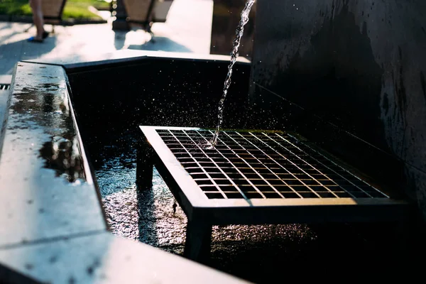 Salpicando Agua Bajo Luz Del Sol Fuente Pública Verano — Foto de Stock