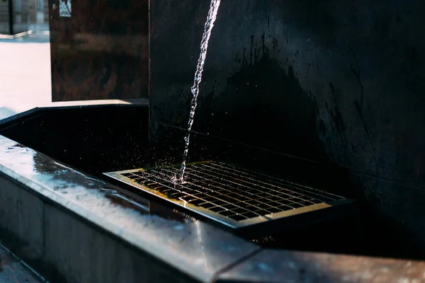 Salpicando Agua Bajo Luz Del Sol Fuente Pública Verano — Foto de Stock