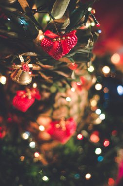 Ananas meyvesinde Noel süsleri. Kalp şeklindeki süslemeler Noel ağacı gibi çam ağacında. 