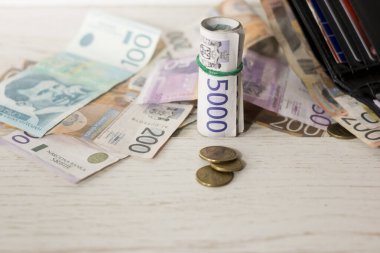 Çeşitli Sırp kağıt para banknotları ve cüzdanı ahşap masada, yakın çekim