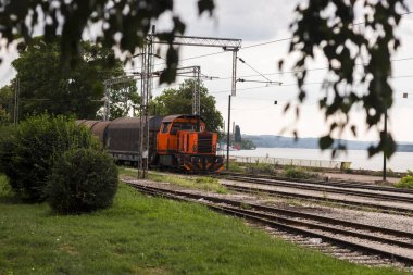 Nehir kenarından giden eski tren. 
