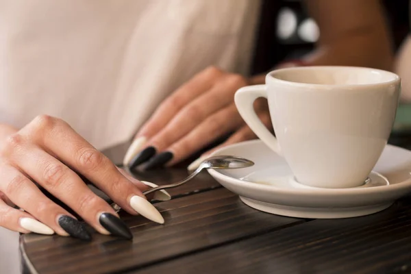 Чашка Кофе Женская Рука Длинными Красивыми Ногтями Держа Чайную Ложку — стоковое фото