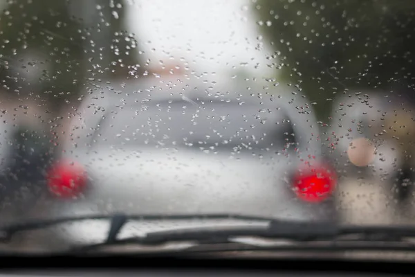 Gotas Lluvia Parabrisas Del Coche Luces Traseras Borrosas Visibles Fondo — Foto de Stock