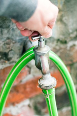 Hortumla musluğu kapatır