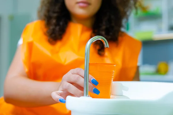 Adolescente Chica Hodling Plástico Naranja Taza Agua Consultorio Dental Boca — Foto de Stock