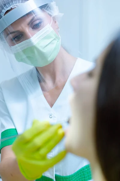 Beautiful Female Dentist Face Mask Visor Coronavirus Safety Precaution Checkup — Stock Photo, Image
