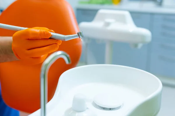 Mano Dentista Masculino Con Guantes Naranjas Trabajando Con Taladro Dental — Foto de Stock