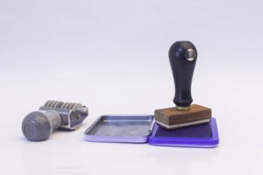 ahşap numarası damga ile izole beyaz arka plan boşluk office çalışma kaynağı aracı üzerinde mavi mürekkep 