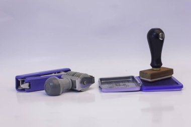 tahta ıstampayla elyaf izole beyaz arka plan boşluk office çalışma kaynağı aracı üzerinde mavi kalem numarası