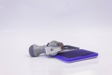 sayı damga ile izole beyaz arka plan boşluk office çalışma kaynağı aracı üzerinde mavi mürekkep