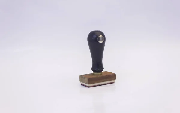 tahta ıstampayla izole beyaz arka plan boşluk office çalışma kaynağı aracı üzerinde mavi mürekkep