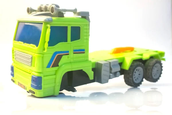 트럭의 깨진된 자동차 장난감 배경으로 가까이 — 스톡 사진