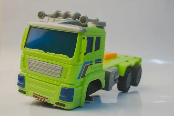트럭의 깨진된 자동차 장난감 배경으로 가까이 — 스톡 사진