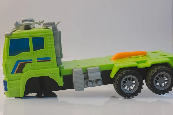 トラック壊れたホイール車グッズ子トラック緑クローズ アップ ホワイト バック グラウンド — ストック写真