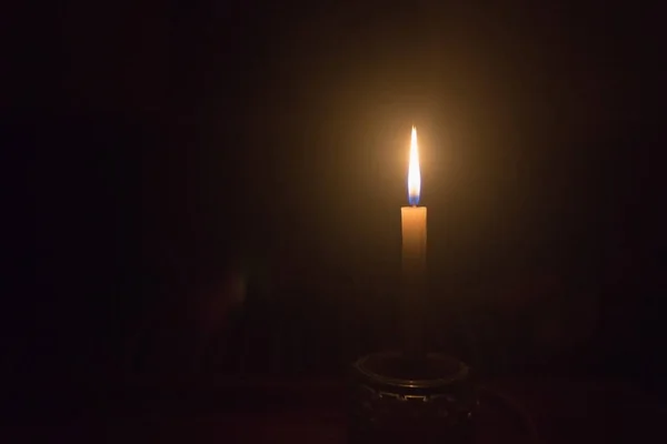 在黑暗的背景的玻璃夜的唯一的光蜡烛 — 图库照片