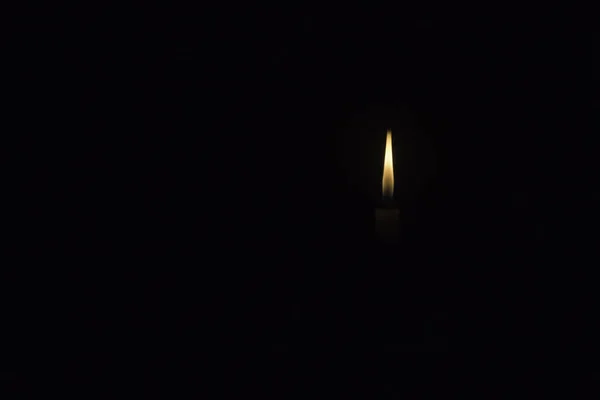 Única noite vela de luz no fundo escuro — Fotografia de Stock