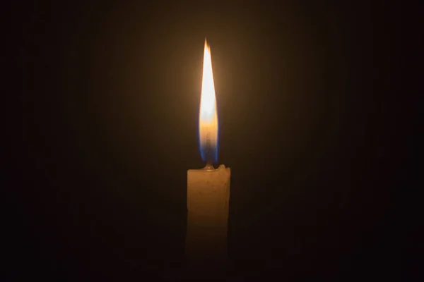 Jediné světlo svíčky v tmavém pozadí — Stock fotografie
