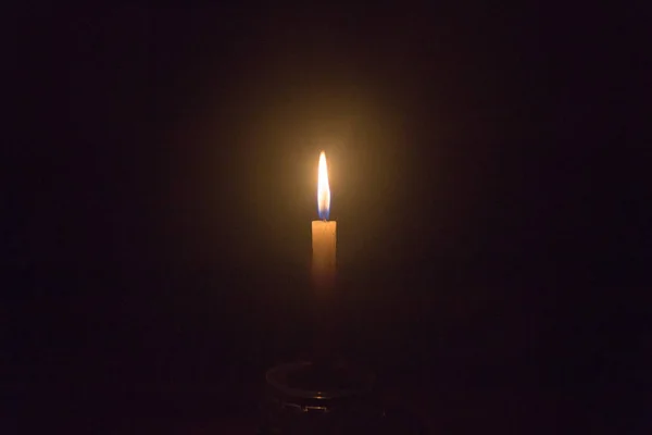 Única noite vela de luz no fundo escuro — Fotografia de Stock