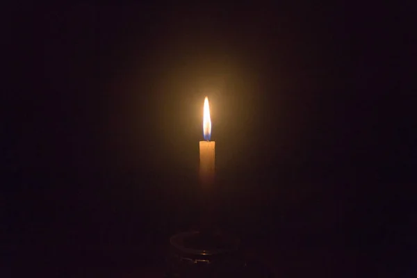 Vela de una sola luz noche en el fondo oscuro —  Fotos de Stock