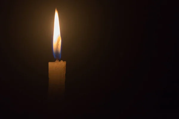 Única noite vela de luz no fundo escuro — Fotografia de Stock