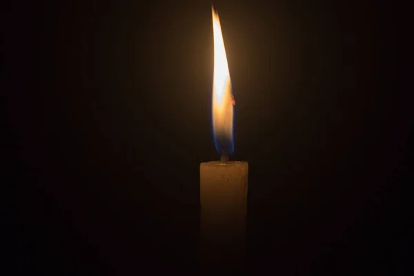 在黑暗的背景中的单点蜡烛 — 图库照片