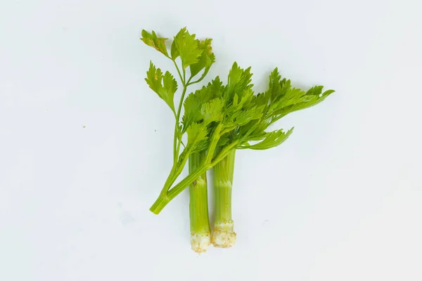 芹菜头和叶的新鲜绿色芹菜蔬菜 — 图库照片