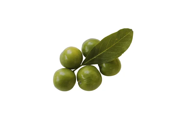 पांढरा वर आशियातील पाने हिरव्या कच्च्या प्लम गट हंगामी फळ — स्टॉक फोटो, इमेज