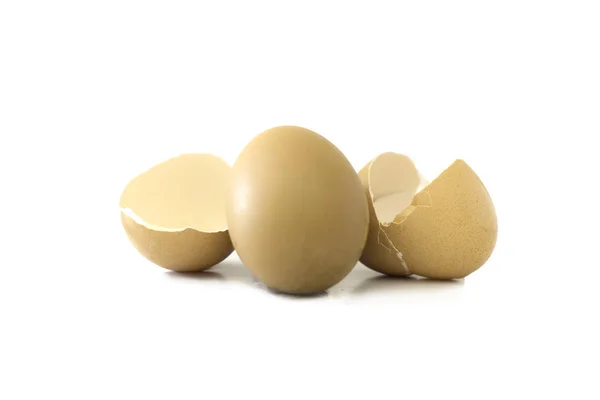 Syrové a rozbité vajíčko s ořezovou cestou izolované — Stock fotografie