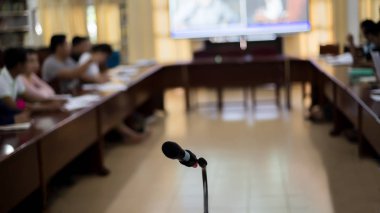 toplantı odası hoparlör merkezinde mikrofon 