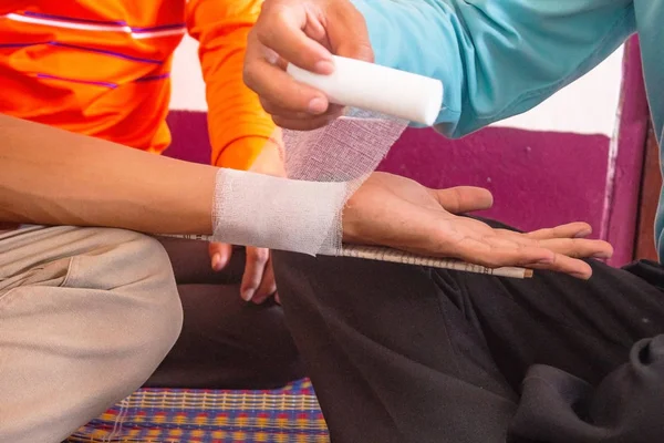 doktor yara sağlığı ile kırık kişi kol almak 