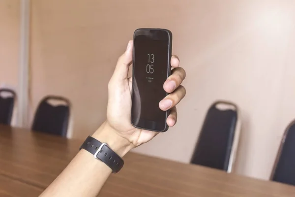 saat ve parmak ile akıllı telefon tutan el iş adamı