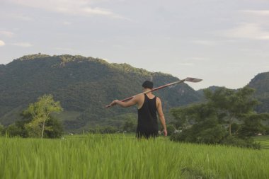 el adam iş dosyalı çiftlik yeşil pirinç ile kürek tutan